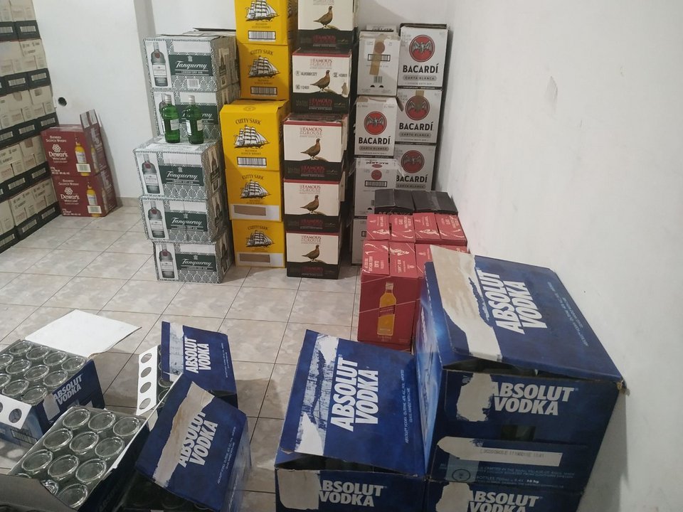 Οι κούτες με τα ποτά στην αποθήκη της οργάνωσης 