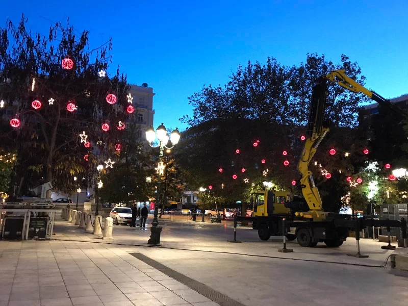 Οι τελευταίες πινελιές πριν τη φωταγώγηση της πλατείας Συντάγματος