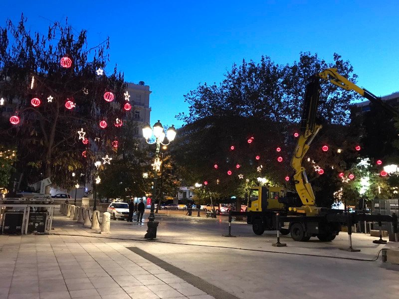 Οι τελευταίες πινελιές πριν τη φωταγώγηση της πλατείας Συντάγματος 