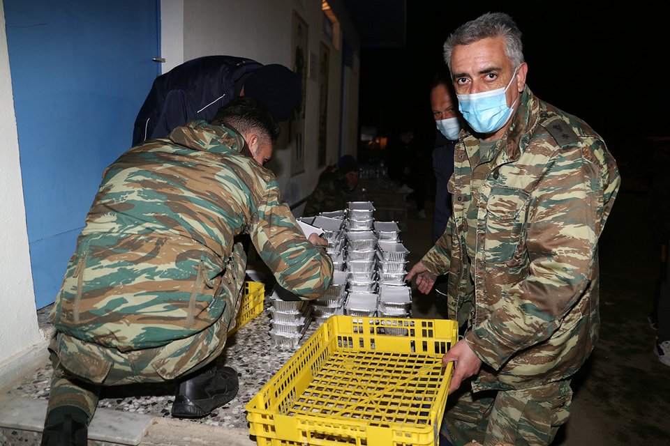 Στρατιώτες μοιράζουν φαγητό