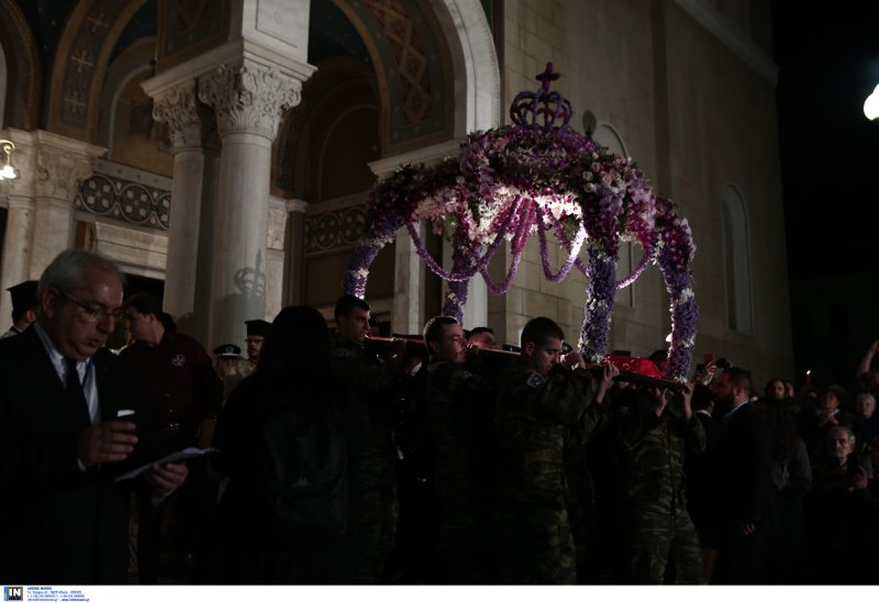 Στρατιώτες κρατούν στους ώμους τους τον Επιτάφιο της Μητρόπολης Αθηνών