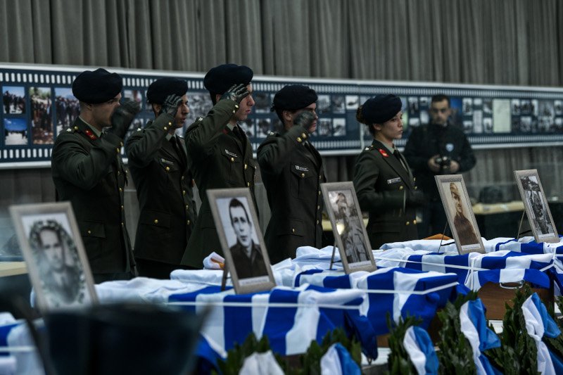 Στρατιωτικός χαιρετισμός μπροστά σε λείψανα αγωνιστών