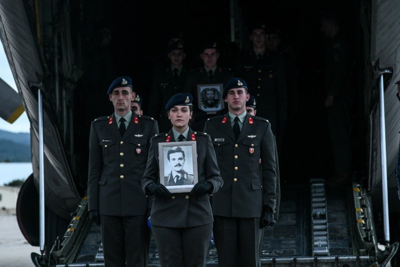 Στρατιώτες κρατούν φωτογραφίες πεσόντων στη Κύπρο