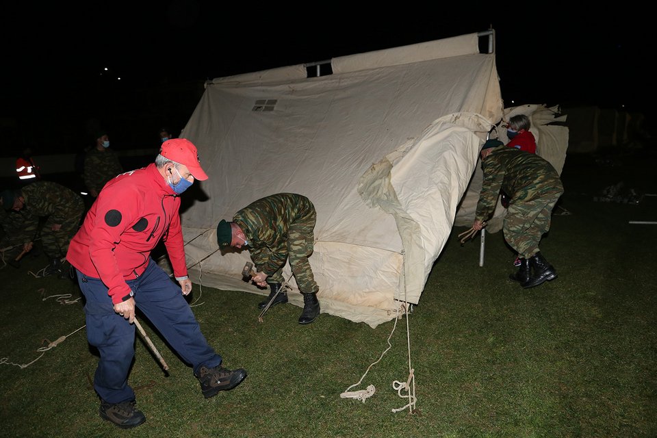 Στρατιωτικοί στήνουν σκηνή