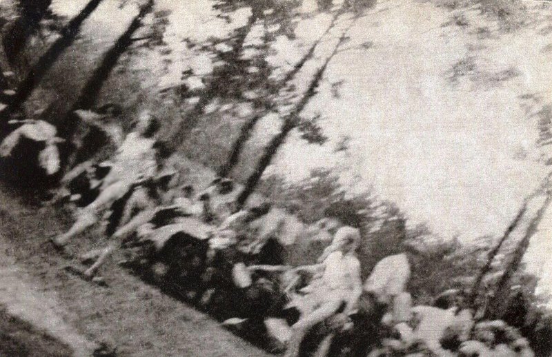 Αιχμάλωτοι στο Άουσβιτς, έχουν γυμνωθεί για να οδηγηθούν σε θάλαμο αερίων