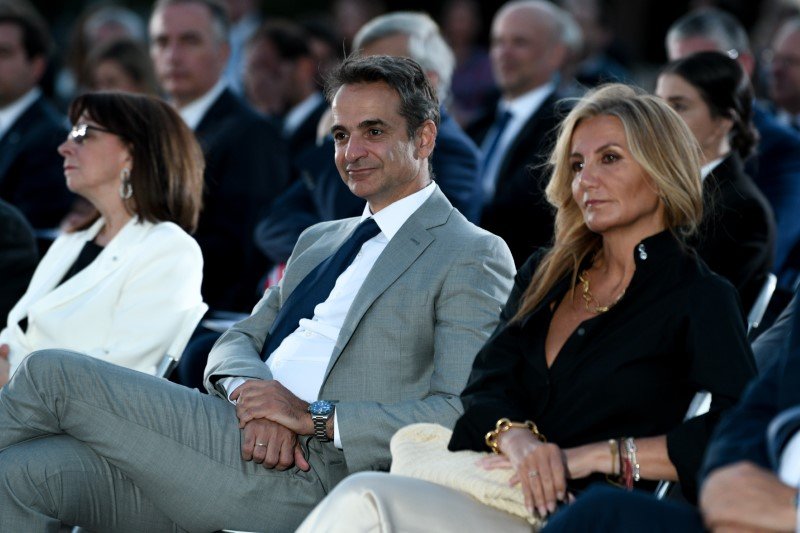 Από αριστερά: Κ. Σακελλαροπούλου, Κυρ. Μητσοτάκης, Μαρέβα Γκραμπόφσκι