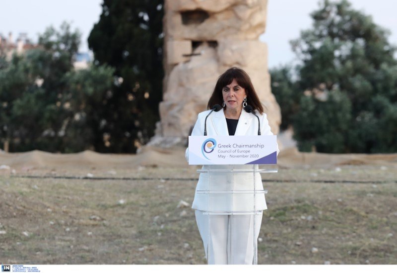 Η ΠτΔ Κατερίνα Σακελλαροπούλου μιλά στο βήμα της εκδήλωσης
