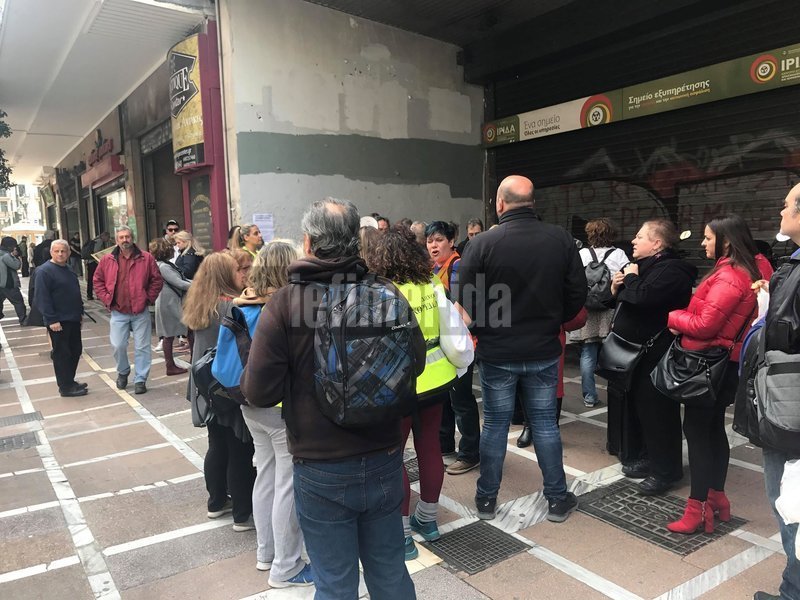 Συμβασιούχοι μιλούν μεταξύ τους