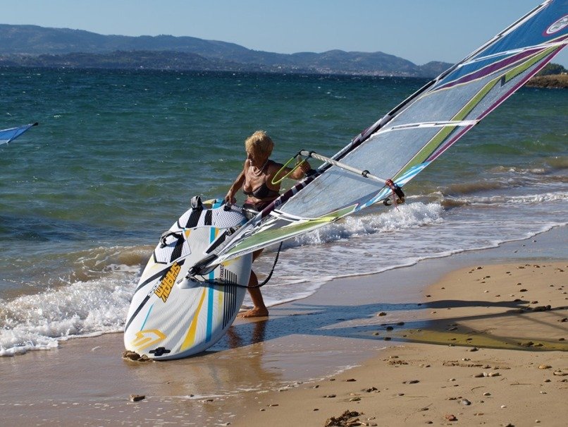 Η 81χρονη windsurfer Αναστασία Γερολυμάτου από την Κεφαλονιά