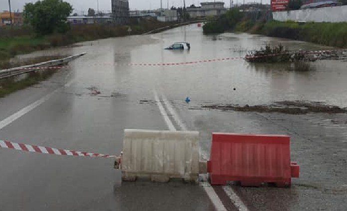 Το ΙΧ που παγιδεύτηκε μέσα στα νερά