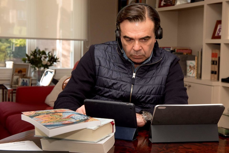 Η δουλειά συνεχίζεται στο σπίτι με ασταμάτητα τηλεφωνήματα και διαδικτυακές επαφές...