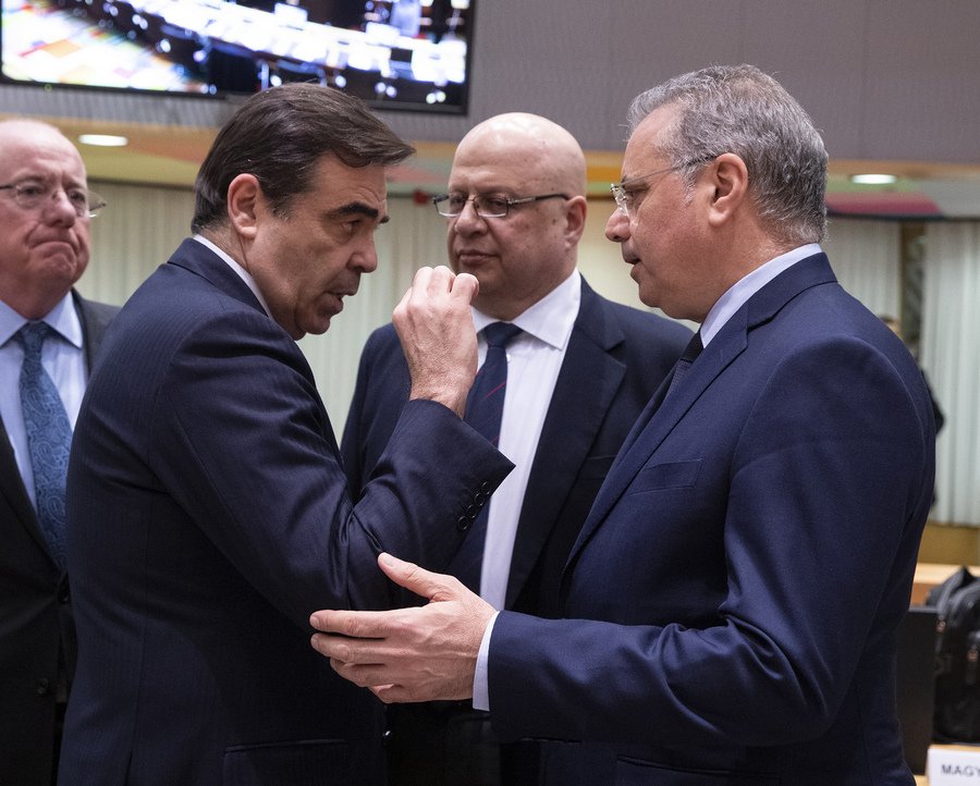 Ο αντιπρόεδρος της Κομισιόν Μαργαρίτης Σχοινάς συνομιλεί με παρευρισκόμενους στο συμβούλιο υπουργών Δικαιοσύνης και Εσωτερικών της ΕΕ - Φωτογραφία: ΑΠΕ ΜΠΕ/European Union/Zucchi-Enzo