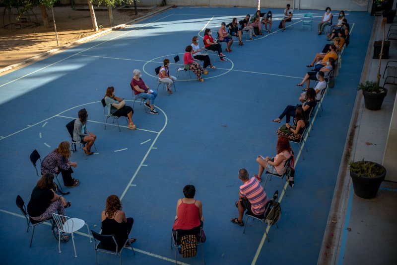 Γονείς στην Ισπανία ενημερώνονται για τα νέα μέτρα που θα εφαρμοστούν με το άνοιγμα των σχολείων