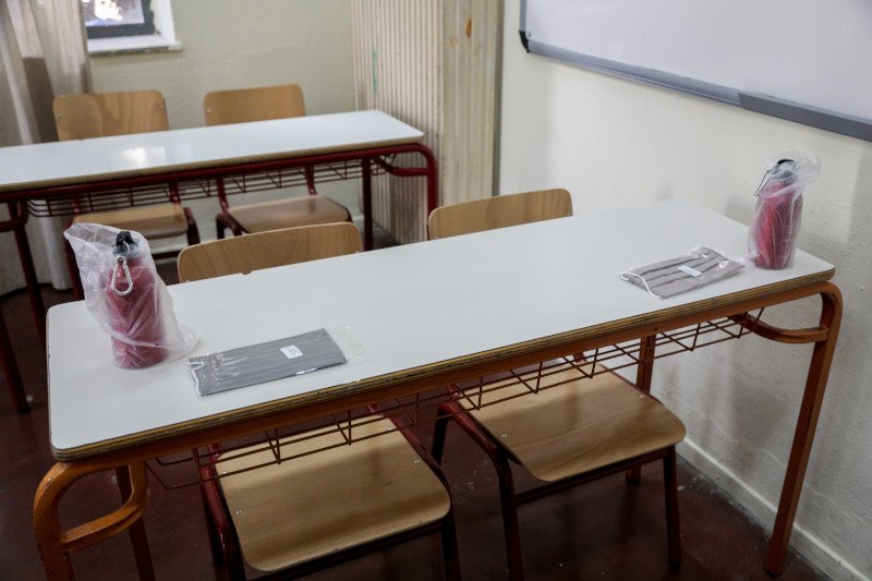 σχολεία μάσκα και παγούρια σε θρανίο