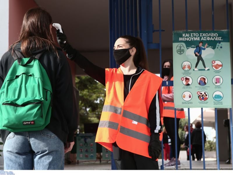 Στην είσοδο του σχολείο πραγματοποιείται η θερμομέτρηση / Φωτογραφία: Intimenews/ΤΖΑΜΑΡΟΣ ΠΑΝΑΓΙΩΤΗΣ