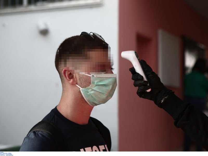 Θερμομέτρηση για τους μαθητές της Γ' Λυκείου που επιστρέφουν στο σχολείο