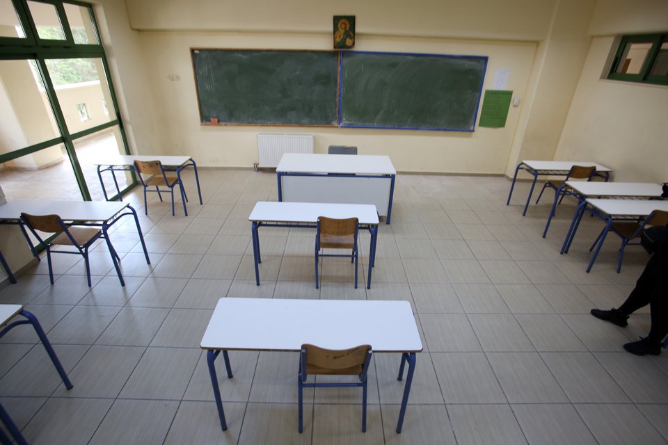 Μονές καρέκλες στα θρανία λόγω κορωνοϊού