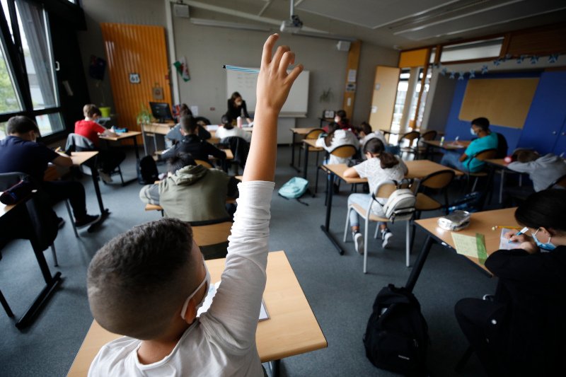 Μαθητές με μάσκα σε σχολείο στη Γαλλία