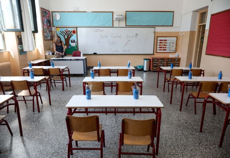 Θρανία με τις απαραίτητες αποστάσεις