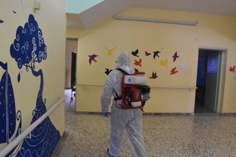 Οι τελευταίες καθαρισμοί στα σχολεία ενόψει του πρώτου κουδουνιού /Φωτογραφία: Eurokinissi-ΠΑΠΑΔΟΠΟΥΛΟΣ ΒΑΣΙΛΗΣ