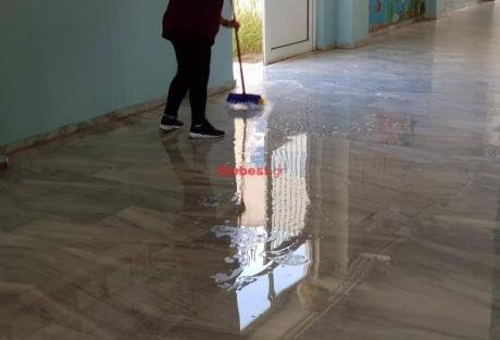 Oι πλημμυρισμένες αίθουσες στο σχολείο στην Πάτρα.