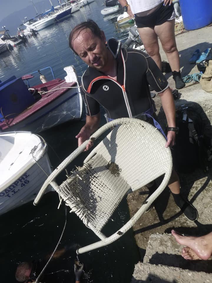 Η καρέκλα καφετέριας κατέληξε επίσης μέσα στο νερό στις Ράχες Φθιώτιδας
