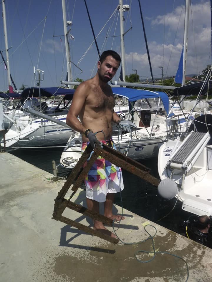 Σιδερένιο τραπέζι, σκουριασμένο από τον καιρό μέσα στο νερό ανασύρθηκε από το λιμάνι