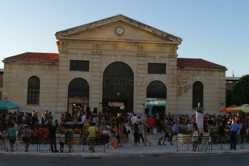 Αρκετός κόσμος συγκεντρώθηκε στη Πλατεία Δημοτικής αγοράς / Φωτογραφία: zarpanews