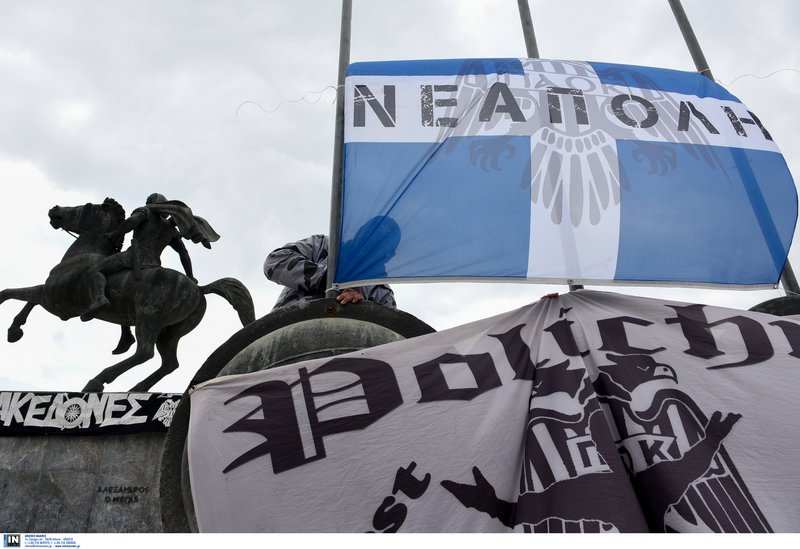 Σημαίες στο άγαλμα Μ. Αλεξάνδρου