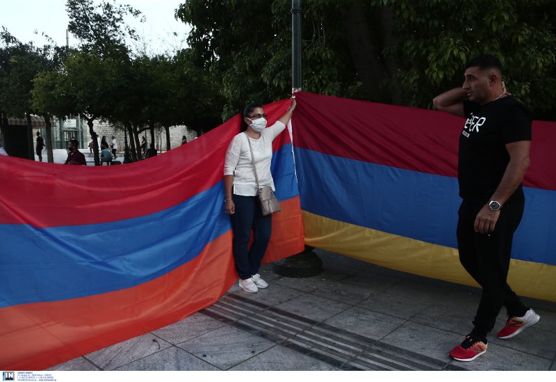 Με σημαίες και συνθήματα