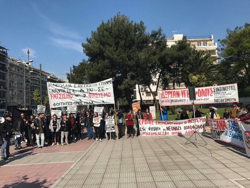Μακρινή φωτογραφία από τη συγκέντρωση. Πολίτες κρατούν πανό.