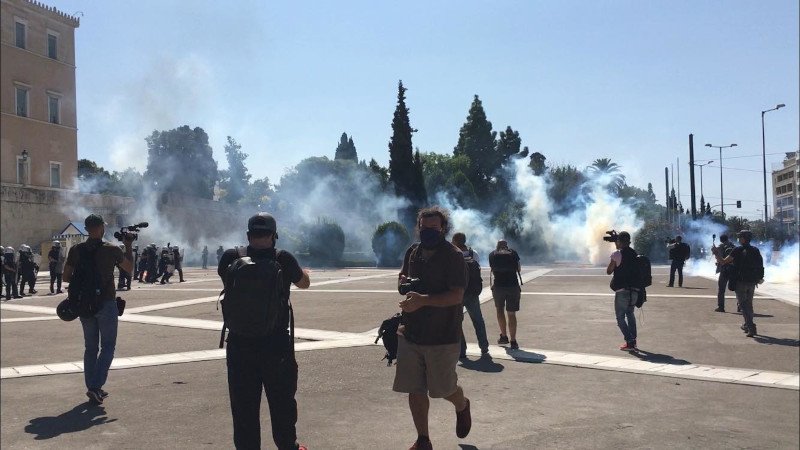 πανεκπαιδευτικό συλλαλητήριο μολότοφ και δακρυγόνα στο Σύνταγμα