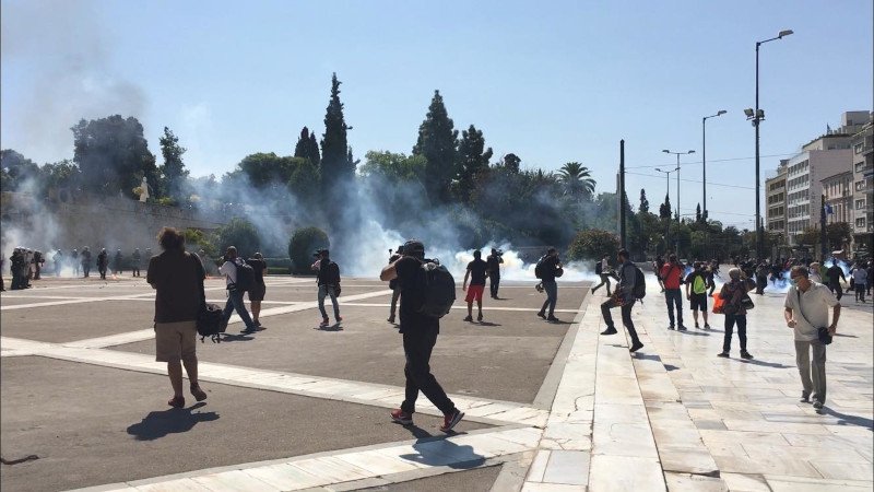 πανεκπαιδευτικό συλλαλητήριο μολότοφ και δακρυγόνα στο Σύνταγμα