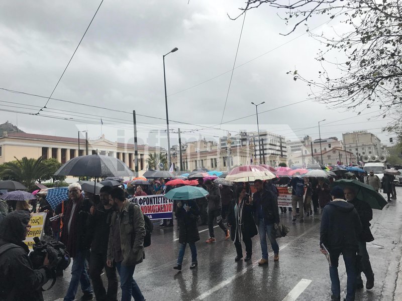 Παρά τη βροχή συγκεντρώθηκε κόσμος στη διαμαρτυρία