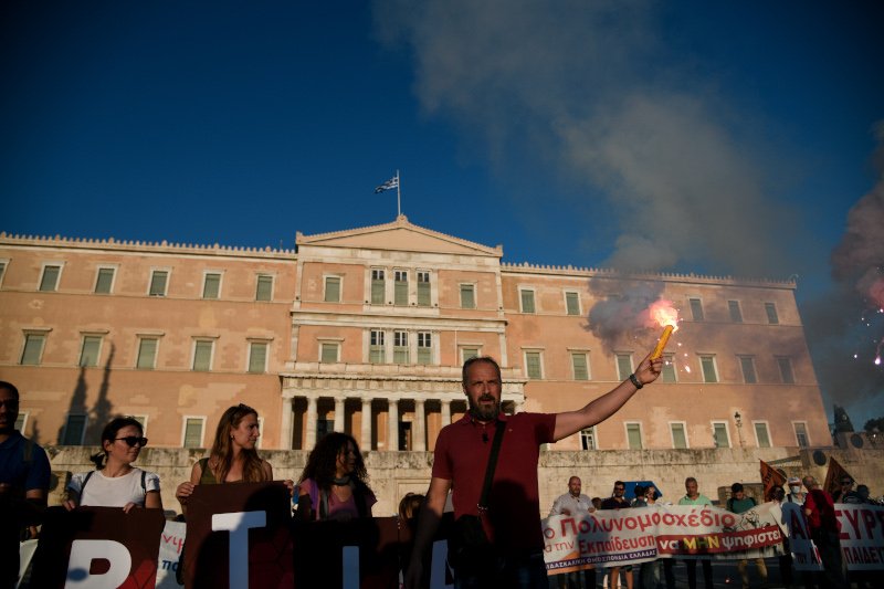 Διαδηλωτές έξω από τη Βουλή