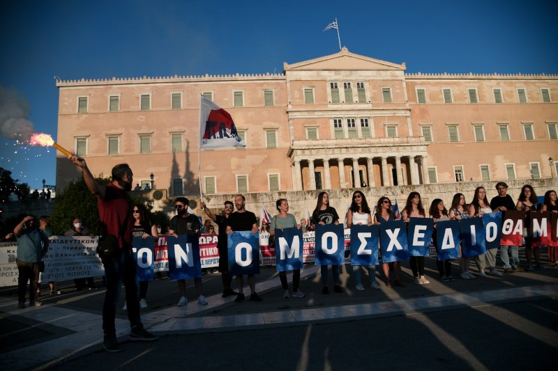 Εκπαιδευτικοί έξω από τη Βουλή