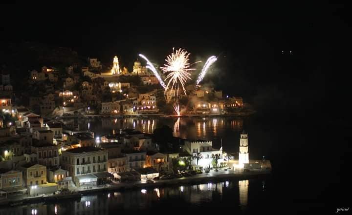 Πυροτεχνήματα στην ακριτική Σύμη το βράδυ της Αναστάσεως