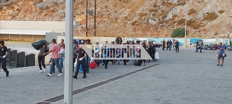 Πρόσφυγες αποχωρούν από τη Σύμη