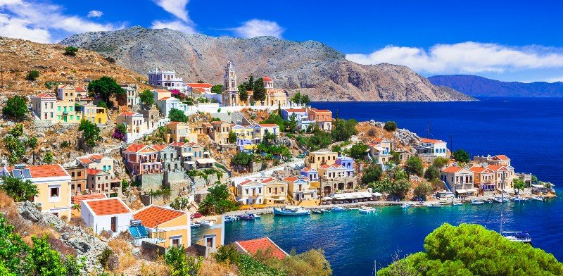 Η Σύμη με τα πολύχρωμα σπίτια