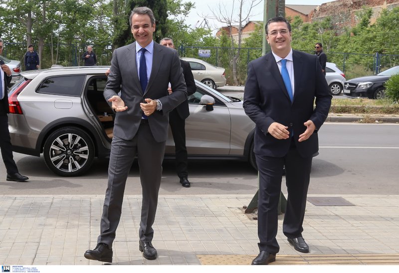 Ο Κυριάκος Μητσοτάκης με τον Απόστολο Τζιτζικώστα περπατούν στη Θεσσαλονίκη