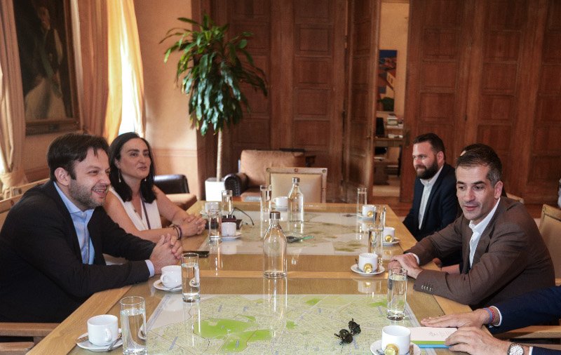 Συζήτηση μεταξύ Γιώργου Μπρούλια και Κώστα Μπακογιάννη / Φωτογραφία: EUROKINISSI