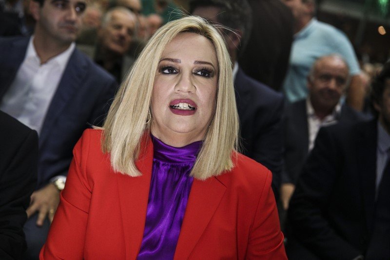 Η Φώφη Γεννηματά με κόκκινο σακάκι και μωβ μπλούζα