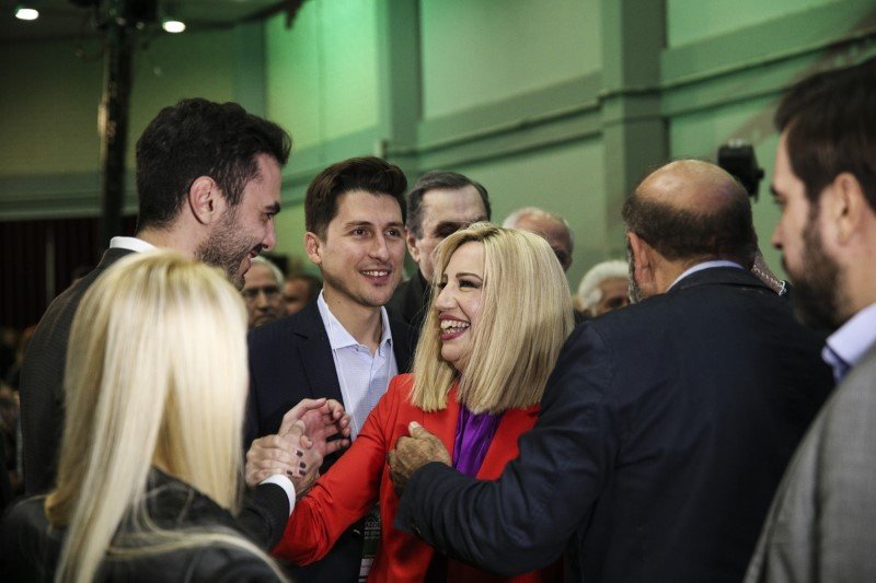 Η Φώφη Γεννηματά χαιρετά χαμογελαστή τον Μανώλη Χριστοδουλάκη υπό το βλέμμα του Παύλου Χρηστίδη