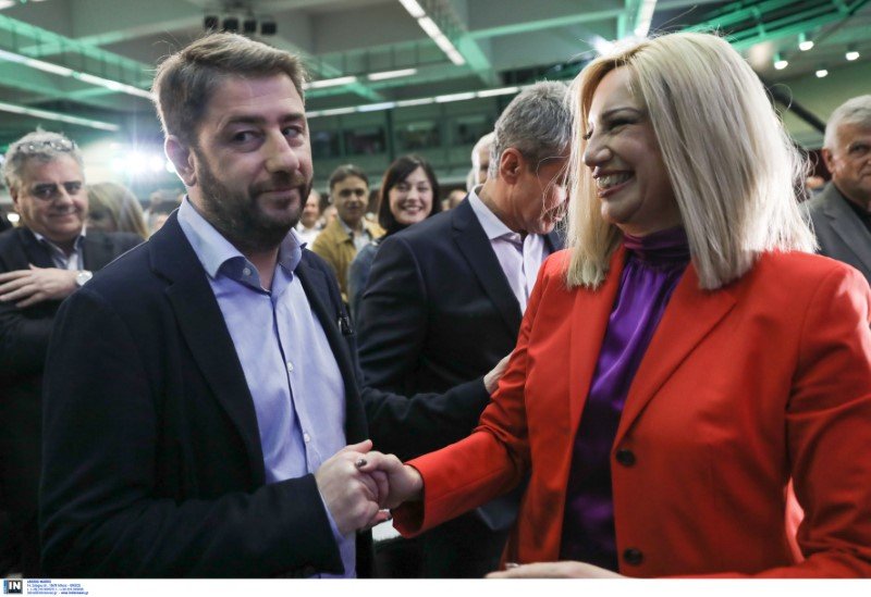 Μια εικόνα χίλιες λέξεις: Ο Ν. Ανδρουλάκης σκυθρωπός χαιρετά την χαμογελαστή Φώφη Γεννηματά
