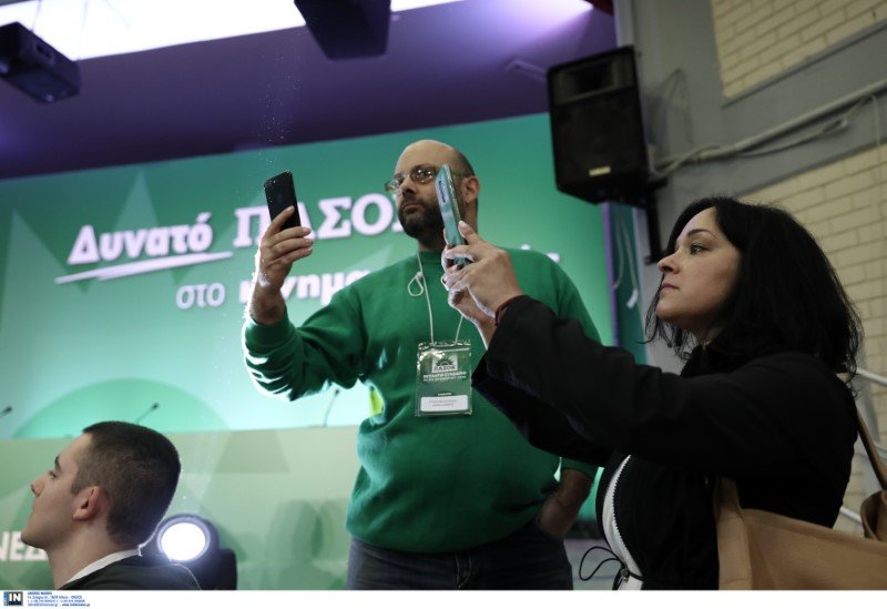 Αναμνηστικές φωτογραφίες από συνέδρους του ΠΑΣΟΚ
