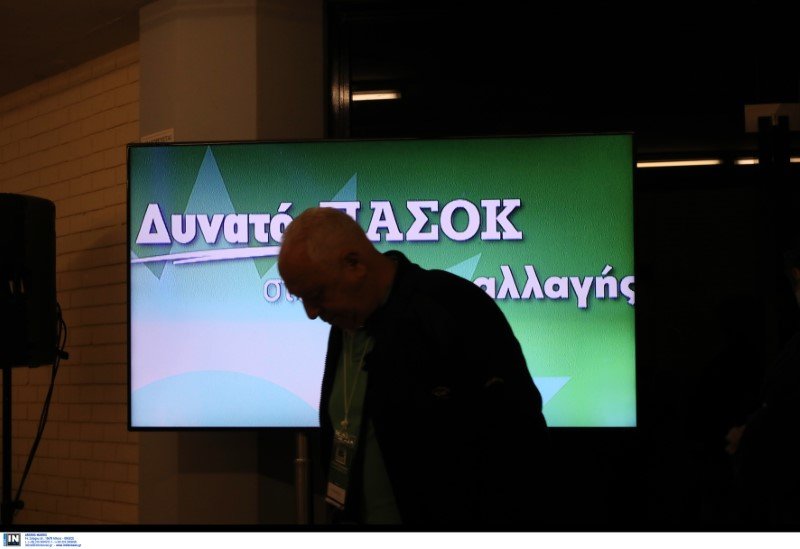 Ενας σύνεδρος σκυφτός μπροστά από τηλεοπτική οθόνη στο ΣΕΦ