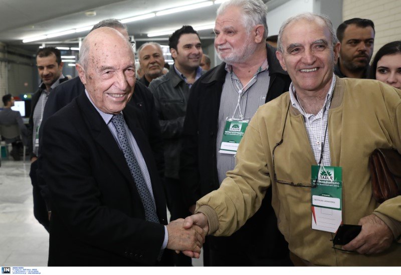 Ο πρώην πρωθυπουργός Κώστας Σημίτης χαιρετά συνέδρους του ΠΑΣΟΚ