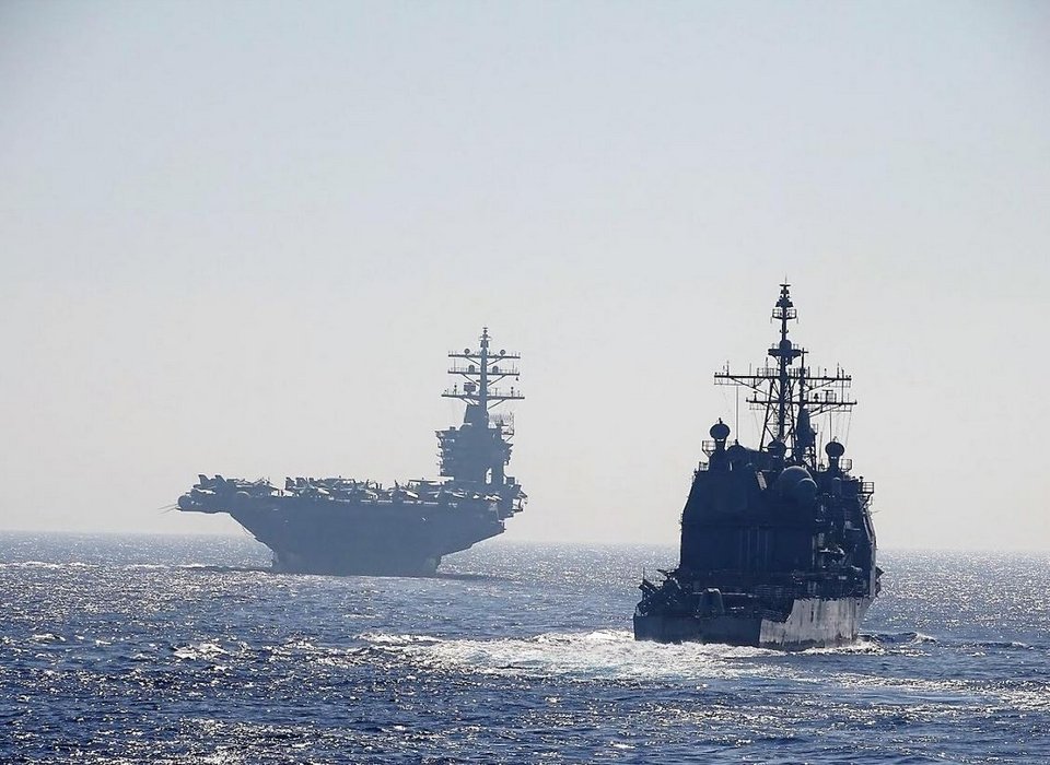 Εντυπωσιακές εικόνες από τη συνεκπαίδευση αμερικανικού αεροπλανοφόρου με μονάδες του ΠΝ και της ΠΑ