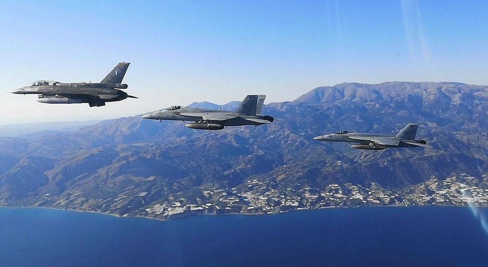 Εντυπωσιακές εικόνες από τη συνεκπαίδευση αμερικανικού αεροπλανοφόρου με μονάδες του ΠΝ και της ΠΑ