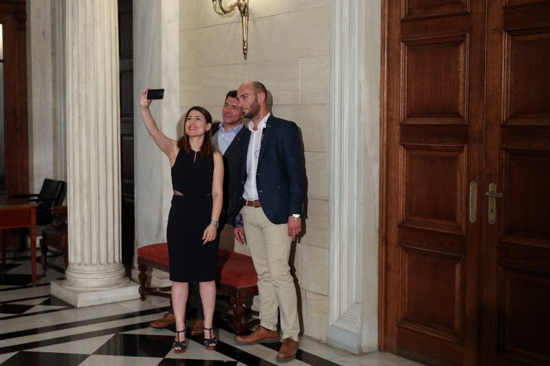 Οι συνεργάτες του Αλέξη Τσίπρα βγάζουν την τελευταία σέλφι στο Μέγαρο Μαξίμου